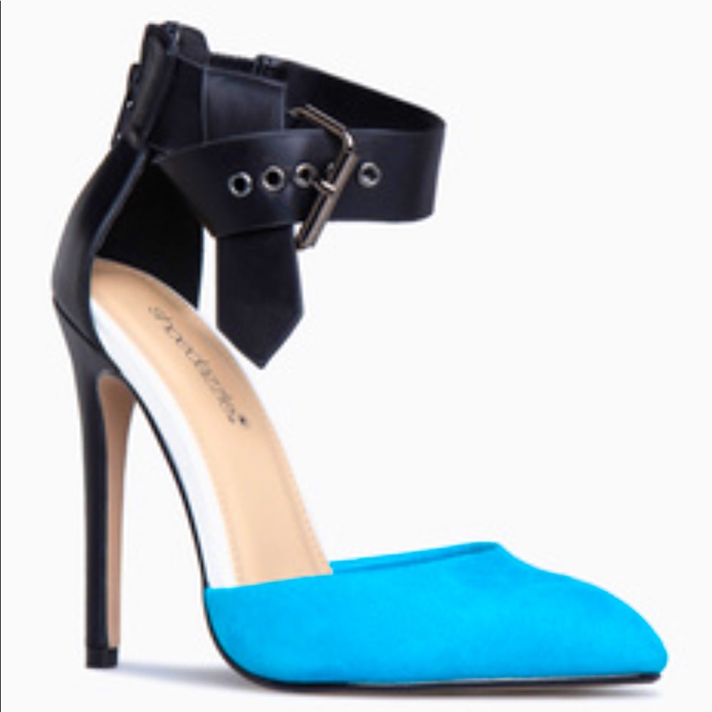 New stiletto pump with grommet straps
